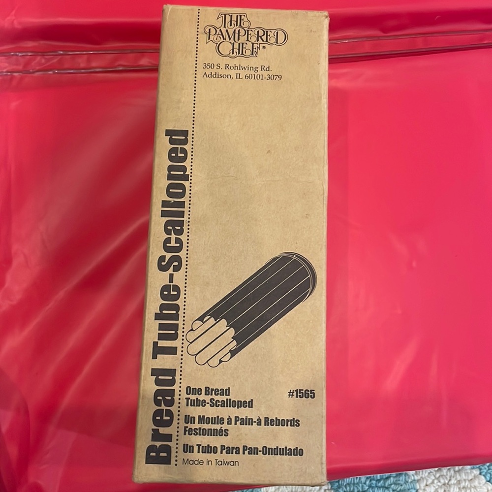 The Pampered chef  Bread Tube Scalloped